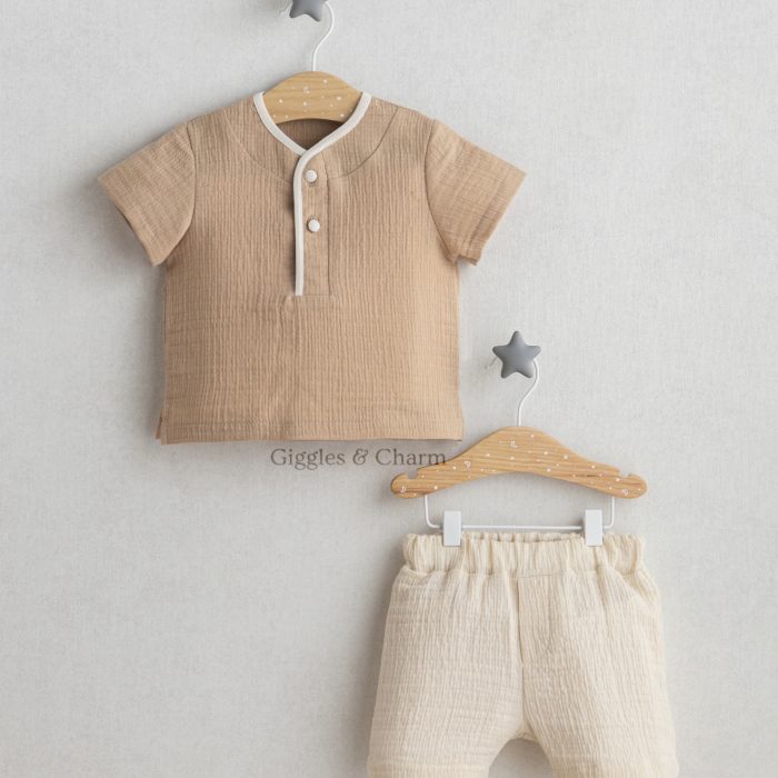 Shirt with buttons and shorts