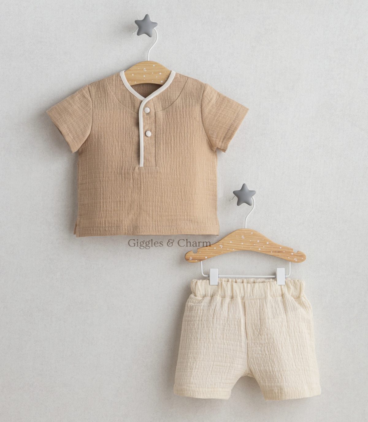 Shirt with buttons and shorts